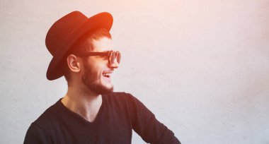 Gülen portre güneş gözlüğü ve siyah şapka giyen adam sakallı.