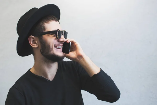 Perfil Retrato Chico Joven Riendo Que Utiliza Teléfono Inteligente Sobre — Foto de Stock