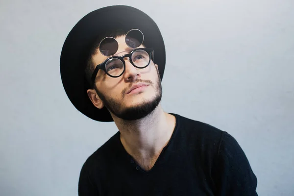 Portrait Bearded Hipster Guy Who Looking Wearing Sunglasses Black Hat — Stock fotografie