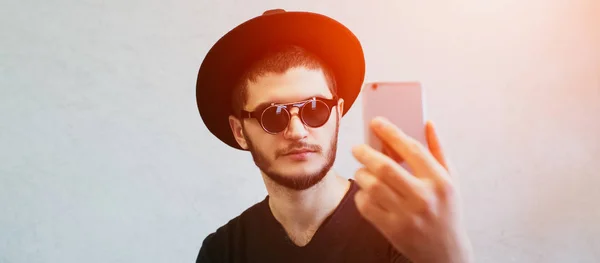 Portrait Young Man Taking Selfie Standing White Background — Zdjęcie stockowe
