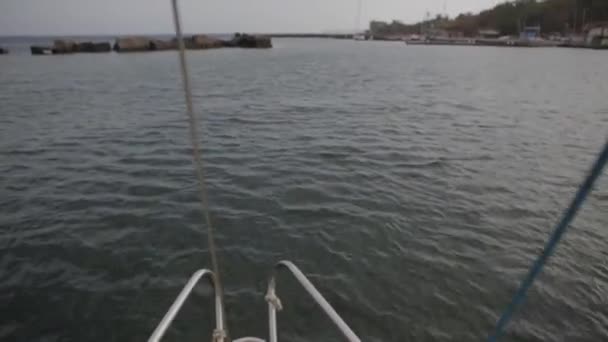 Bug der Segeljacht entlang des Küstenmeeres. ukraine, odessa. — Stockvideo