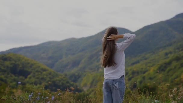Πίσω όψη του happy εφηβικό κορίτσι πάνω στα βουνά. — Αρχείο Βίντεο