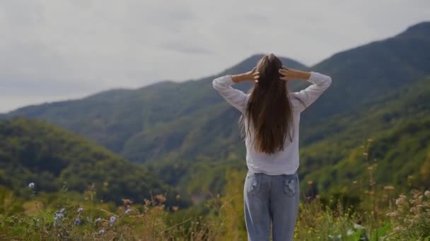 Πίσω όψη του happy εφηβικό κορίτσι πάνω στα βουνά. — Αρχείο Βίντεο