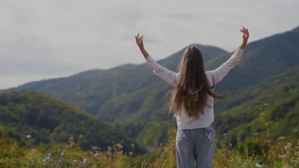Πίσω Όψη Του Happy Εφηβικό Κορίτσι Πάνω Στα Βουνά — Αρχείο Βίντεο