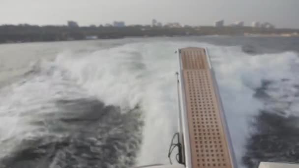 Vista desde la parte trasera del yate en el Mar Negro de Odessa, Ucrania . — Vídeo de stock