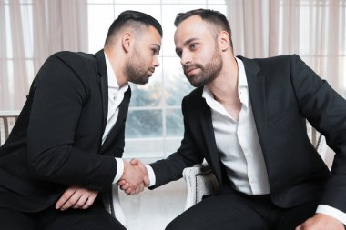 Tokalaşırken toplantıda penceresinin arka plan üzerinde iş adamları