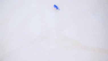 Beyaz zemin üzerine düşen renkli mektup.