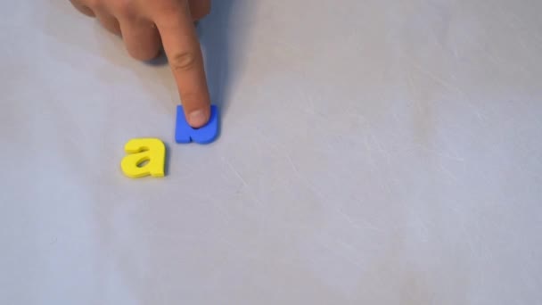 Männliche Hand, schreiben Herbst mit bunten Buchstaben auf weißem Texturhintergrund. — Stockvideo