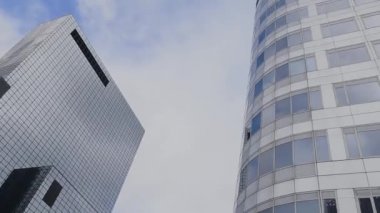 Modern Rotterdam gökdelenler görünümünü.