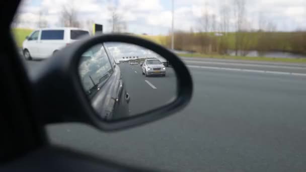 Holland, Rotterdam-18.11.2017: moderne wegen door de achterste spiegel van de auto. — Stockvideo