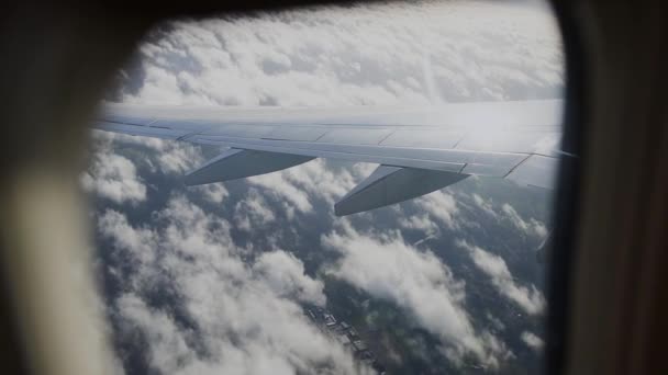 Weergave van vliegtuig vleugel door vliegtuig raam. Vliegen boven de wolken. — Stockvideo