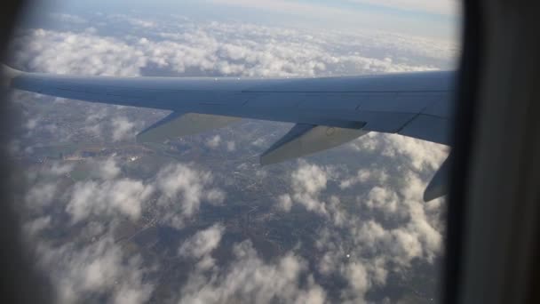 Vista dell'ala dell'aereo attraverso il finestrino dell'aereo. Volare sopra le nuvole . — Video Stock