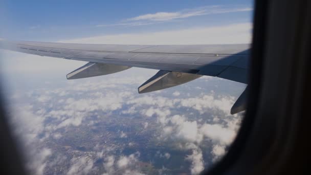 비행기 창문을 통해 비행기 날개의 보기입니다. 구름 위의 비행. — 비디오