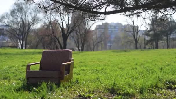 Sovětské staré křeslo na zelené trávě venkovní. — Stock video