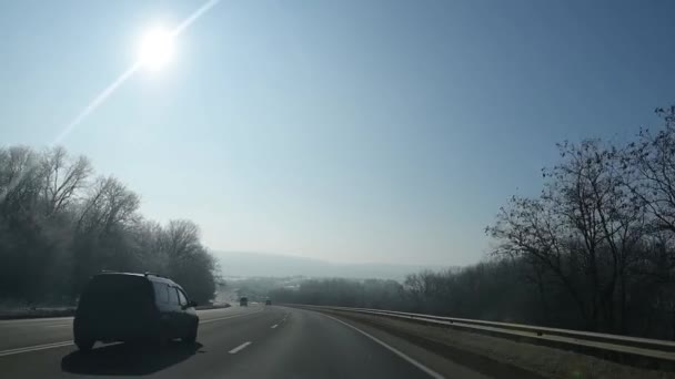 Jazdy na drodze contry w słoneczny dzień. — Wideo stockowe