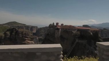 Araba dağlardan Meteora görünümünü.