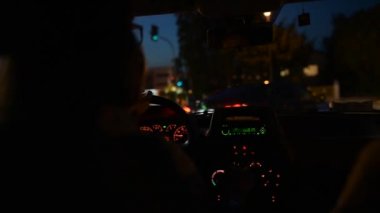 Gece yollarda araba sürüş.