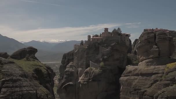View of Meteora mountains in sunny day. — Stock video