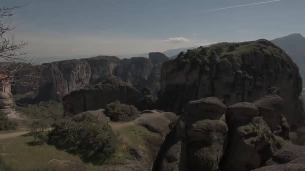 Vue sur les montagnes de Meteora par temps ensoleillé . — Video