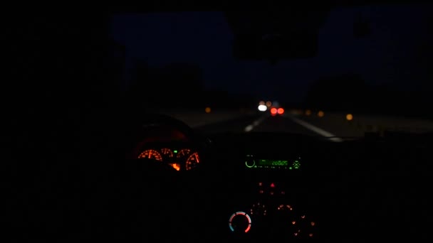 Vista dell'autostrada dall'interno della macchina. Uomo alla guida di una macchina di notte. — Video Stock