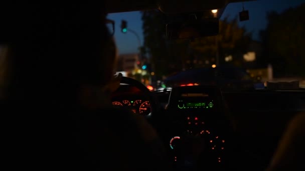 Voiture de conduite sur les routes de nuit . — Video