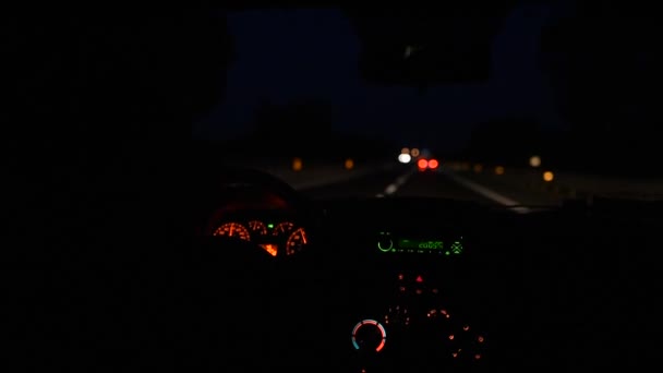 Kørsel bil på nat veje . – Stock-video