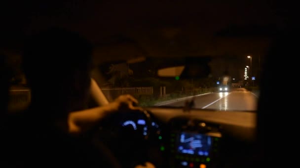 Conducción de coches en las carreteras nocturnas . — Vídeos de Stock