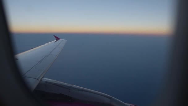 Blick auf fliegende Flugzeugflügel durch Flugzeugfenster. — Stockvideo