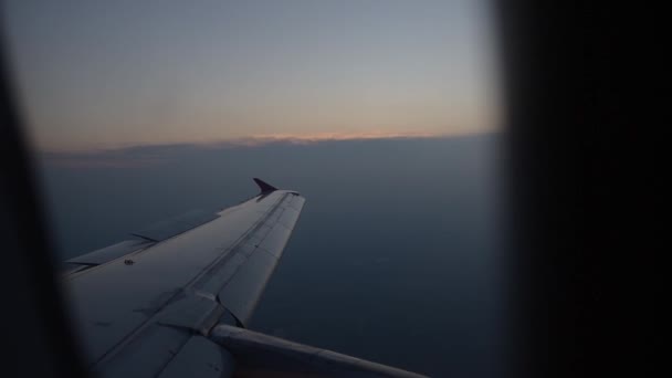 Pohled na létající křídlo letadla oknem letadla. — Stock video