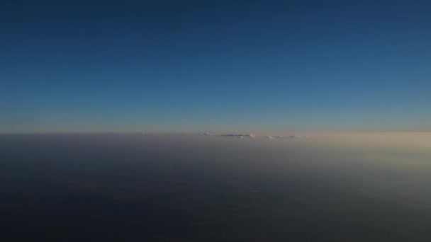 Vista desde la ventana del avión al cielo — Vídeos de Stock