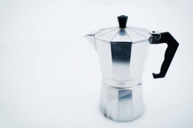 Kahve moka pot üstünde kar beyaz arka plan üzerinde