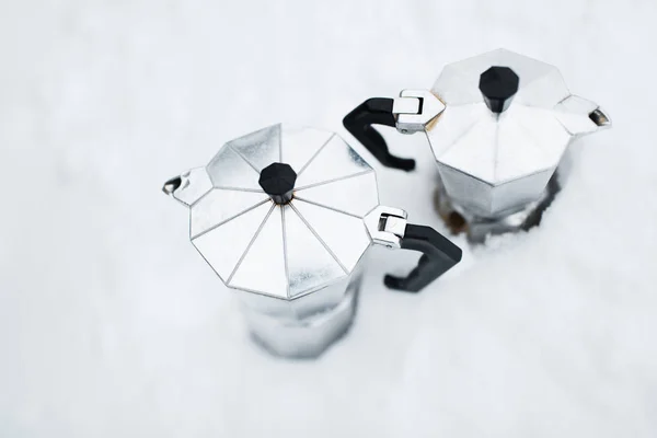 Közeli kép a két kávé moka felett fehér háttér — Stock Fotó