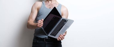 Elinde beyaz bitti dizüstü bilgisayar ile genç adam