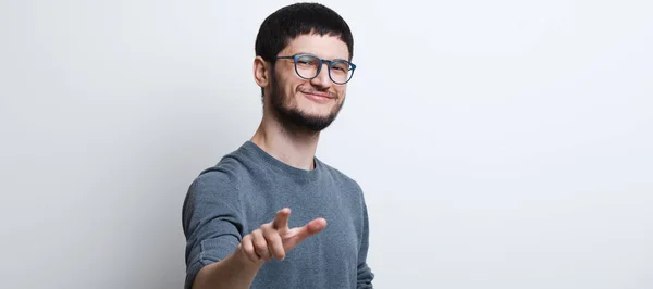 Ritratto di giovane sicuro di sé che punta il dito contro la macchina fotografica — Foto Stock