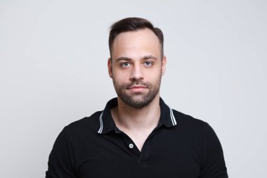 Beyaz arka plan üzerinde yakışıklı bir adam portresi