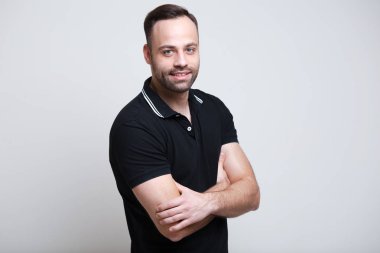 Genç adam beyaz arka plan üzerinde gülümseyen portresi