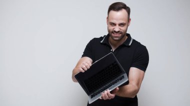 Kendine güvenen delikanlı laptop beyaz arka plan üzerinde tutan