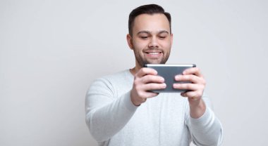 Beyaz arka plan üzerinde akıllı telefon kullanan mutlu adam