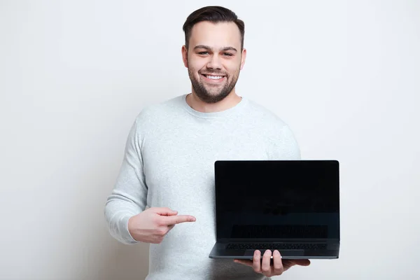 Portret Młodego Człowieka Szczęśliwego Wskazując Laptopie Białym Tle — Zdjęcie stockowe