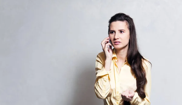 Retrato Una Joven Molesta Hablando Smartphone Vestida Amarillo Sobre Fondo —  Fotos de Stock