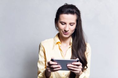 Genç beyaz arka plan üzerinde akıllı tablet kullanarak neşeli portre.