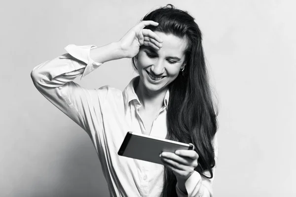 Foto Preto Branco Menina Usando Tablet Sobre Fundo Branco Parede — Fotografia de Stock