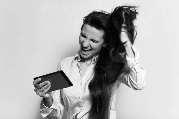 Черно Белый Портрет Молодой Кричащей Девушки Помощью Смартфона — стоковое фото