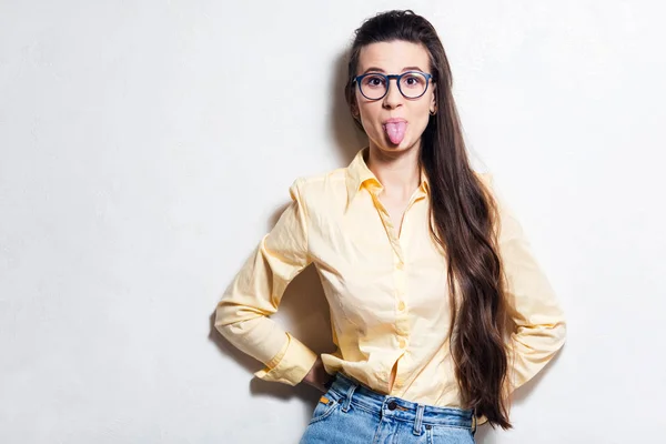 Jovencita Alegre Mostrando Lengua Sobre Fondo Estudio Blanco Vestir Gafas —  Fotos de Stock