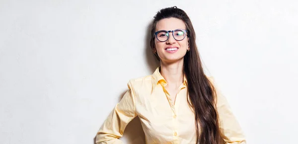 Sorridente Ragazza Mostrando Lingua Sfondo Bianco Studio Indossare Occhiali Blu — Foto Stock