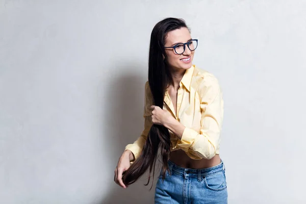 Retrato Menina Sorrindo Jovem Segurando Seu Cabelo Sobre Fundo Branco — Fotografia de Stock