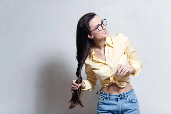 Retrato Menina Sorrindo Jovem Segurando Seu Cabelo Sobre Fundo Branco — Fotografia de Stock