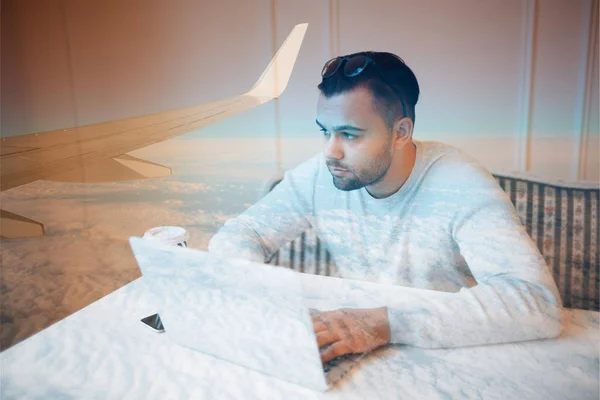 Doppelbelichtung Eines Jungen Mannes Mit Laptop Und Flugzeugflügel — Stockfoto