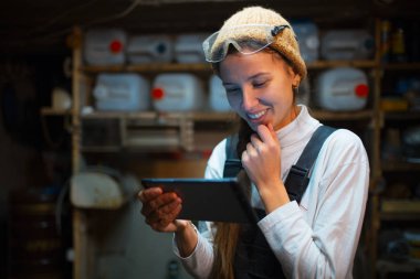 İnşaat gözlüklü genç Oluşturucusu kız atölye kullanma smartphone içinde ayakta portresi
