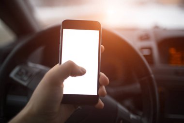 Yakın çekim, el smartphone mockup ile araba Pano arka plan üzerinde tutan adamın